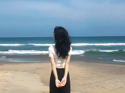 Ảnh cô gái buồn quay lưng trắng đen: Nét đẹp u buồn đầy ám ảnh