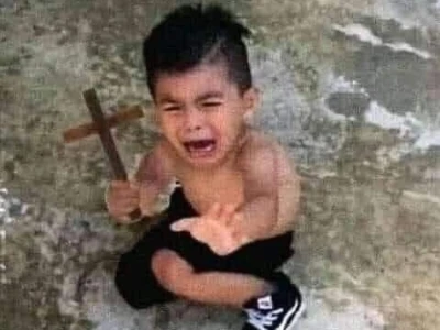 Meme Chuột Cầm Thánh Giá: Biểu tượng hài hước của sự hoảng loạn