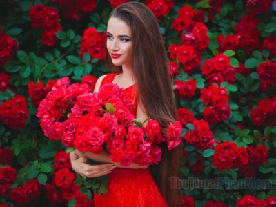 Tuyển chọn hình ảnh cô gái cầm hoa: Nét đẹp dịu dàng và quyến rũ
